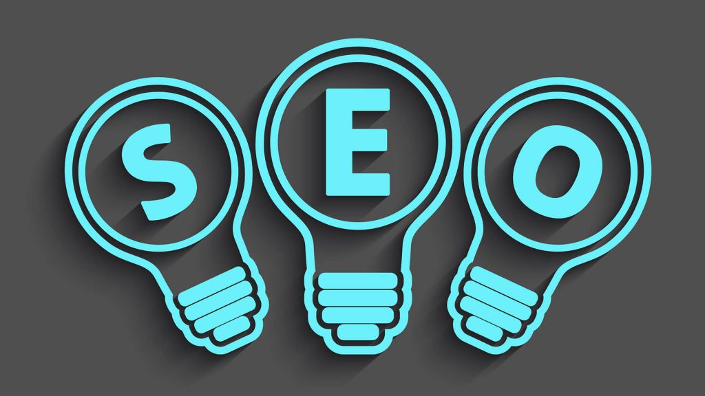 Lightbulbs visualiseren waar de afkorting SEO voor staat in zoekmachine optimalisatie