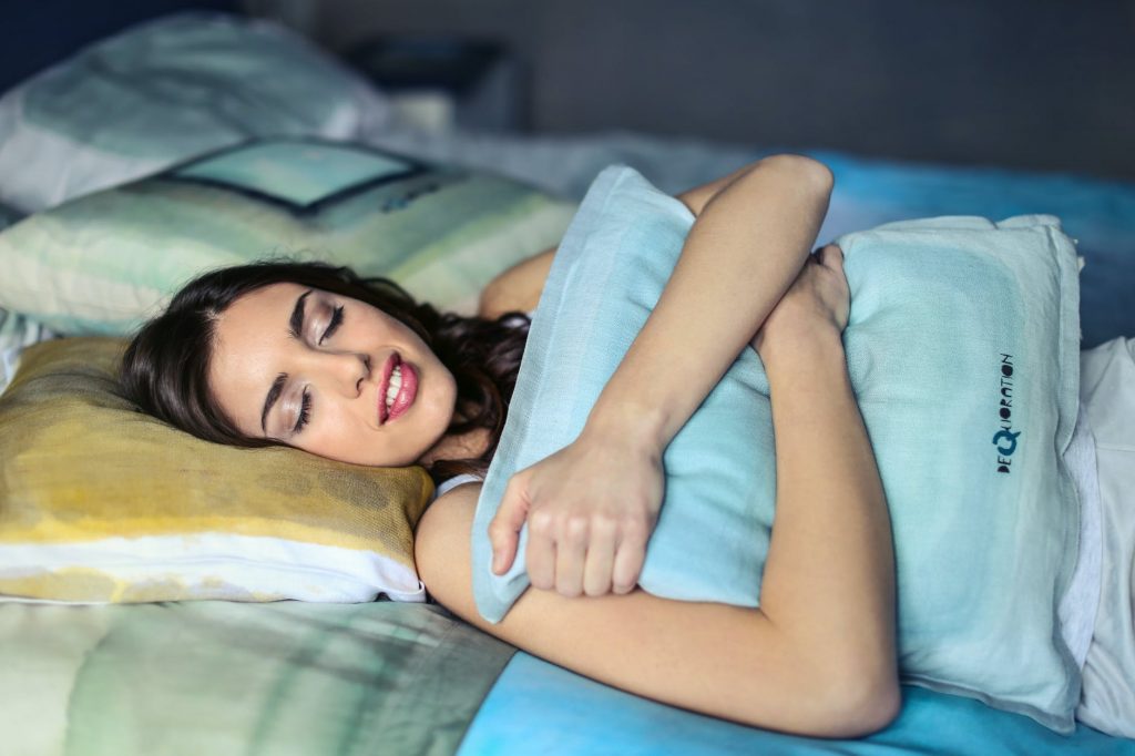 Kind dat beter kan concentreren op schoolwerk met behulp van een verzwaringskussen voor diepe druk