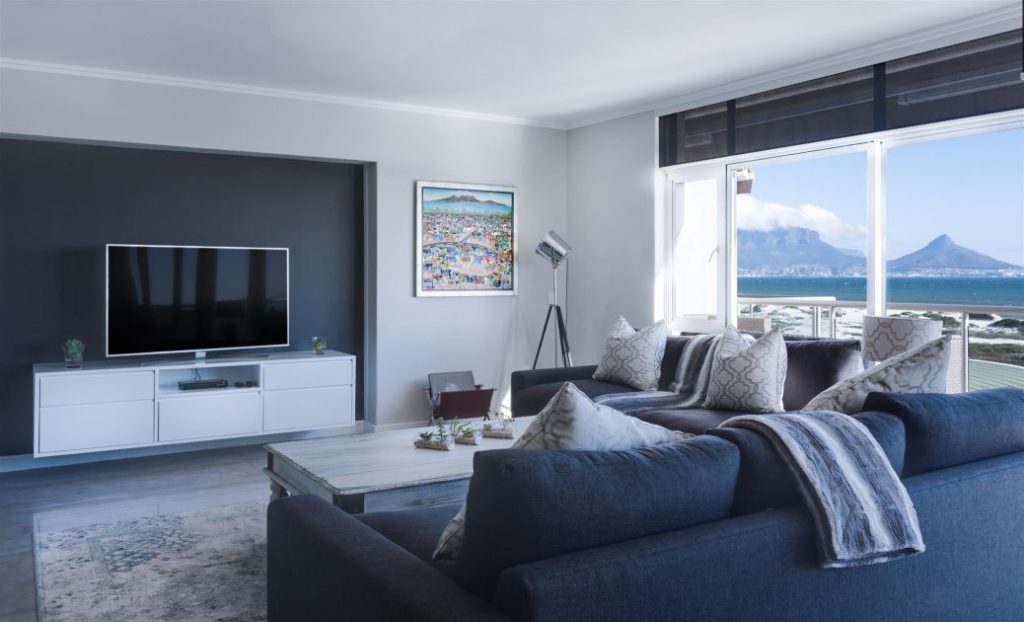 Modern interieur met elegante raamdecoratie in neutrale kleuren voor een stijlvolle woning