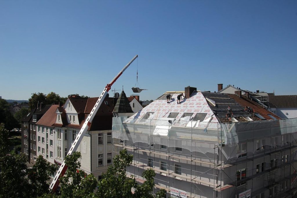 Dampremmende folie geïnstalleerd bij isolatieproject tussen isolatiemateriaal en constructie