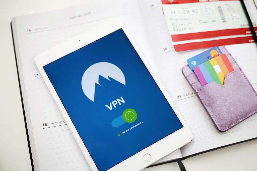 Visuele gids met 3 praktische tips om te besparen op vliegtickets inclusief miles, flexibiliteit en handbagage