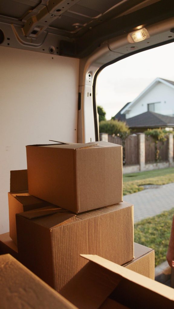 Verhuiswagen en verhuisdozen illustreren het proces van nationaal verhuizen met professionele hulp