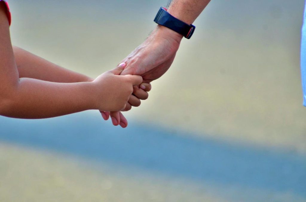 Kleurrijke kinderopvang in Emmen met kinderen die samen spelen en leren in een veilige en stimulerende omgeving