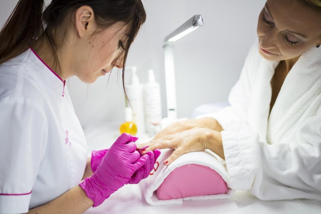 Professionele nagelstyliste in Delft voert nagelverzorging uit met creatieve nail art en modern design.