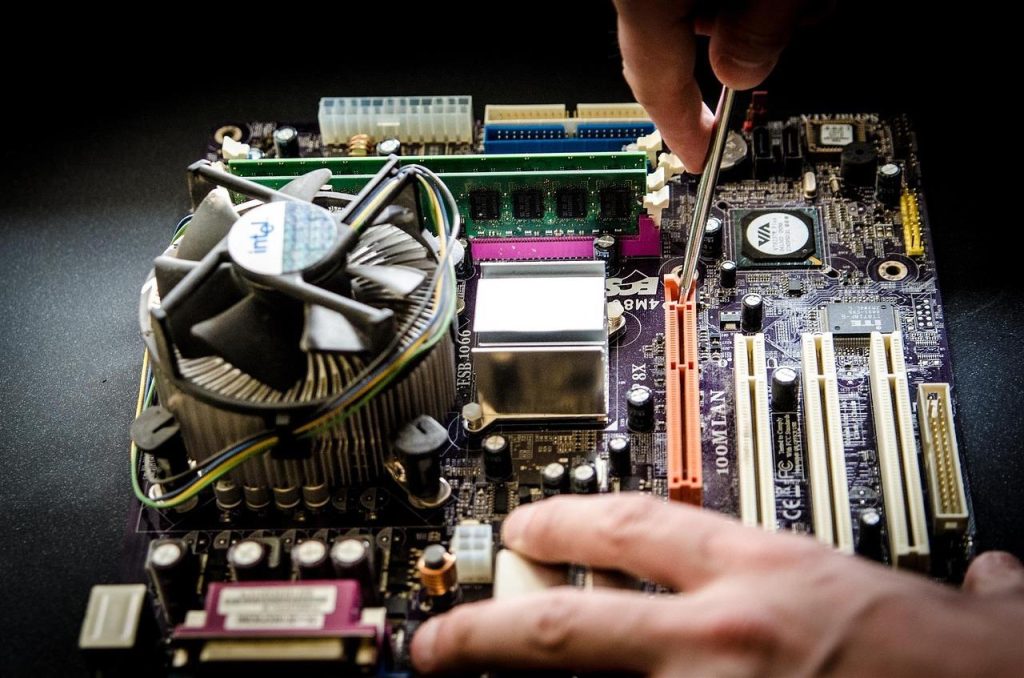 Specialist voert computerreparatie in IJmuiden uit met professionele tools en expertise