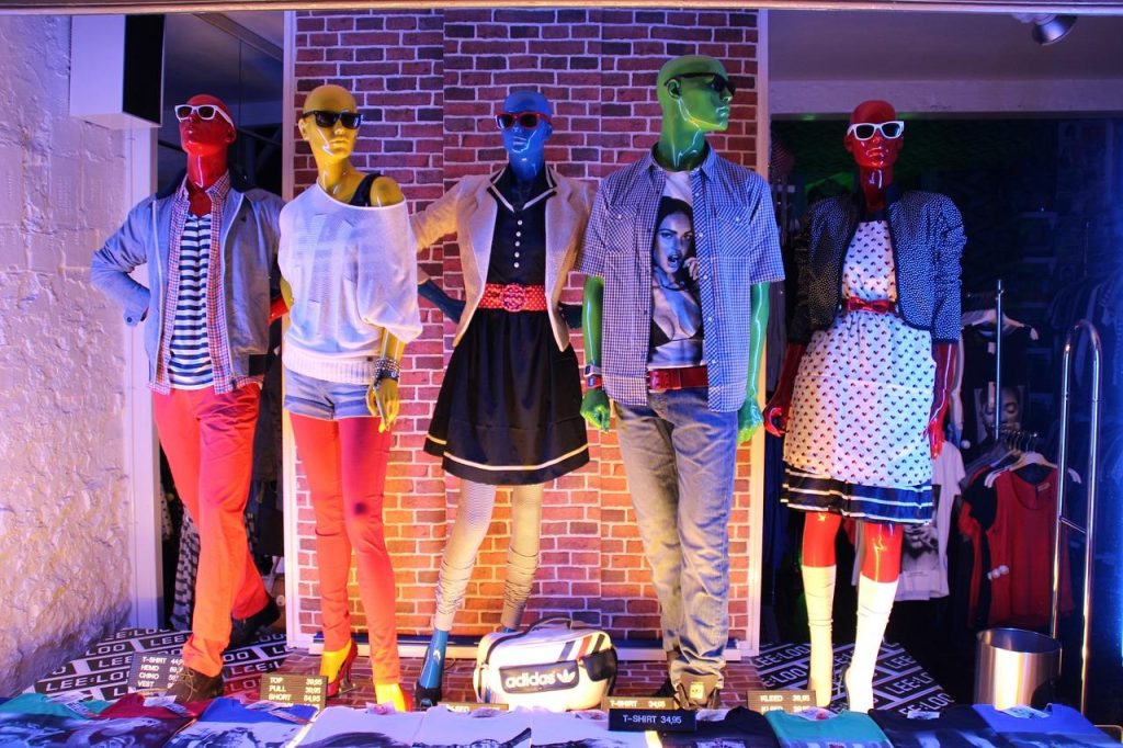 Overzicht van het stadscentrum met verschillende kledingwinkels in Oosterhout waar modebewuste shoppers terecht kunnen