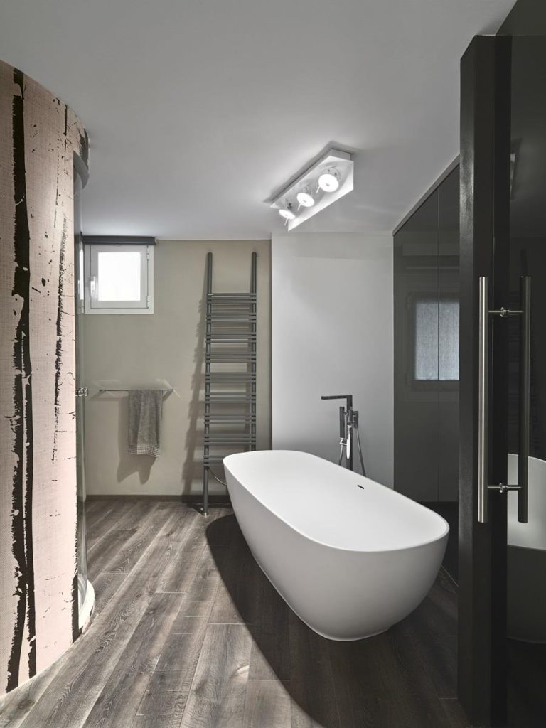 Moderne badkamer met strakke lijnen, neutrale kleuren en minimalistische armaturen voor Almelo en Hengelo