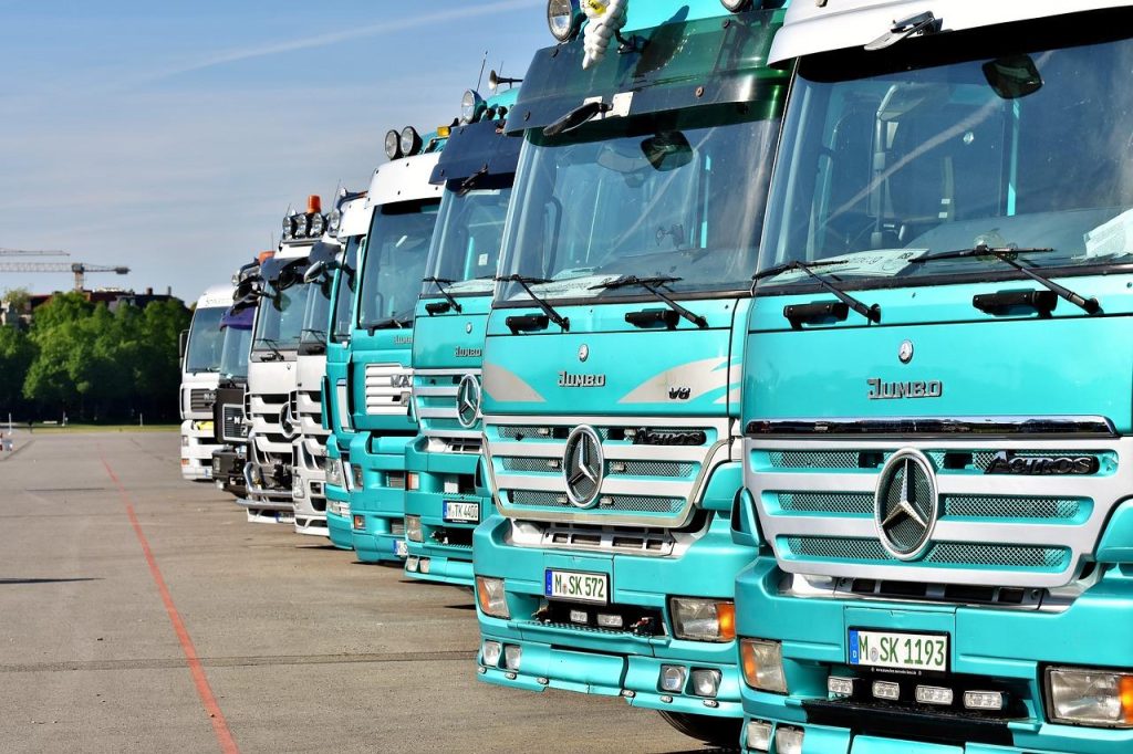 Illustratie van duurzaam transport met elektrische voertuigen en hernieuwbare energiebronnen als milieuvriendelijk alternatie