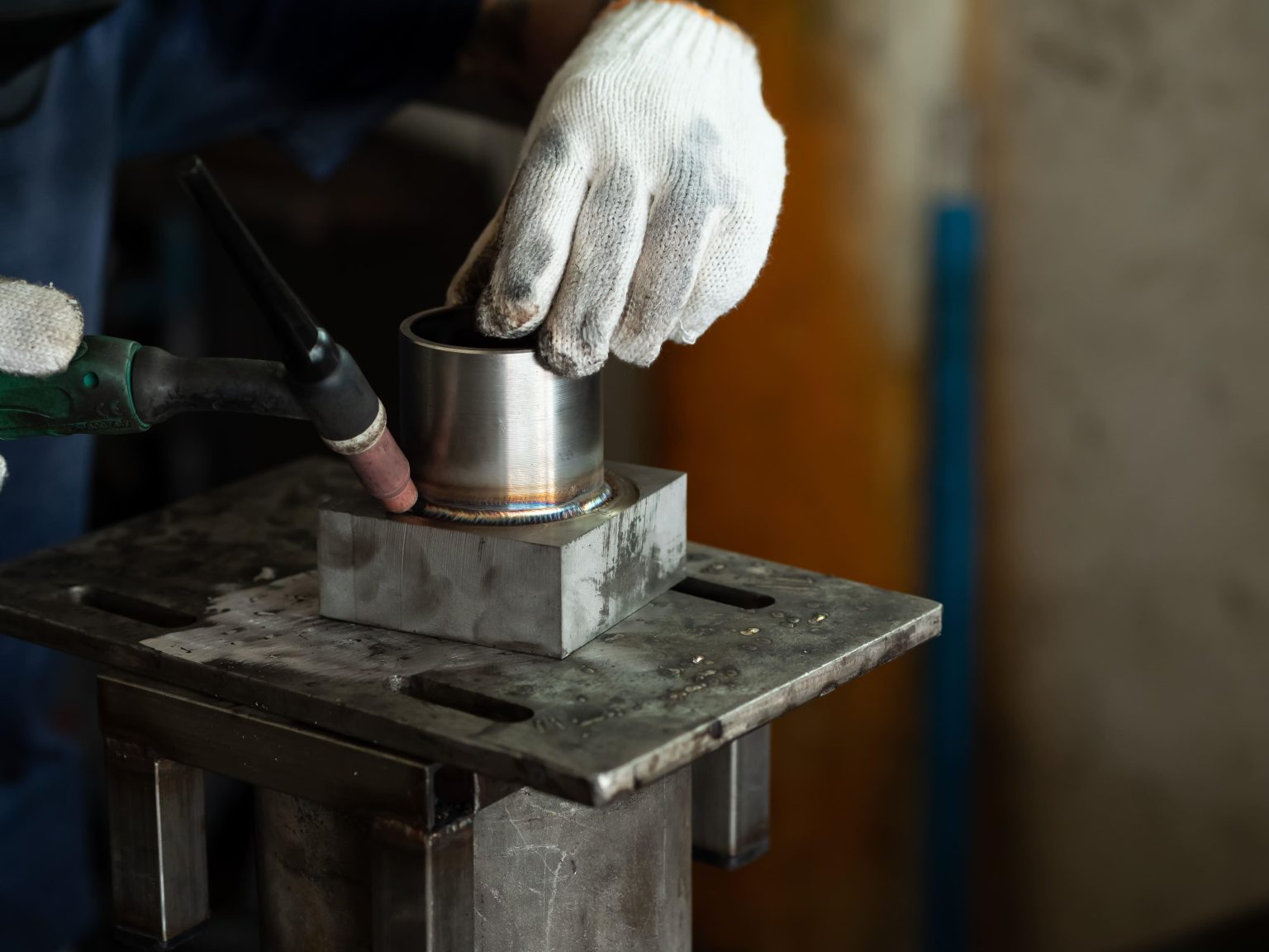 Vakman voert nauwkeurige profielwalsen uit met geavanceerde weldingtechniek op metalen profiel